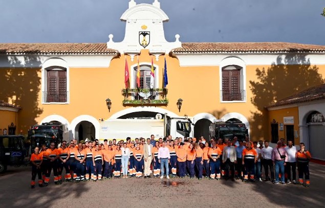 equipo de limpieza de feria con instituciones
