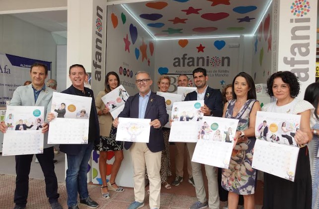 Juan García Gualda José Gonzalez y Santiago Cabañero en la presentación del Calendario Solidario Afanion 2027 en el stand de la Feria de Albacete.
