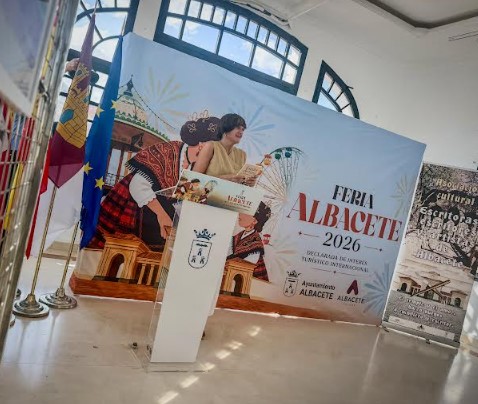 Elena Serrallé en la presentación del libro 'Latidos de Feria. Plasmados en letra' en el Salón de Autoridades del Recinto Ferial de Albacete.