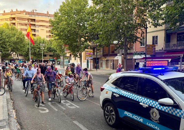Participantes en la marcha ciclista 'En Bici a la Feria' ataviados con trajes tradicionales recorriendo las calles de Albacete.