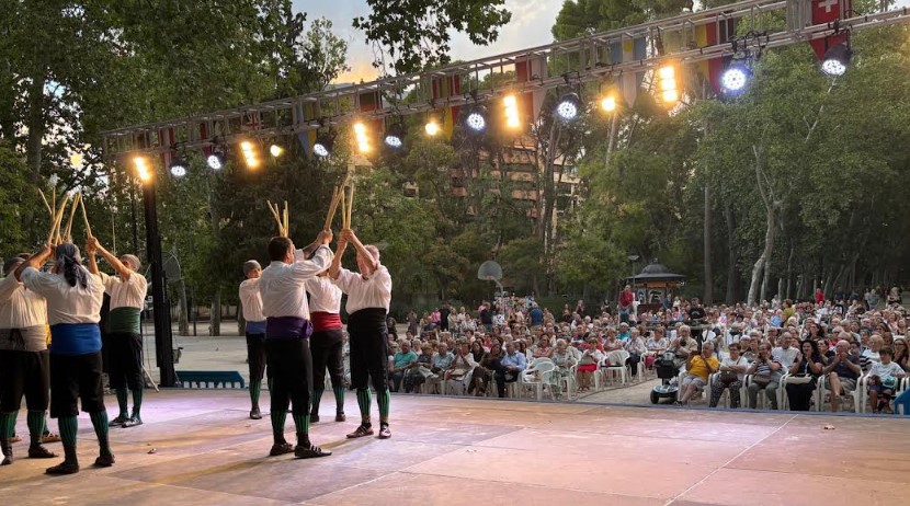 Integrantes del Grupo de Danzas Magisterio de Albacete actuando en el escenario del Parque Abelardo Sánchez durante la Muestra Internacional de Folklore.
