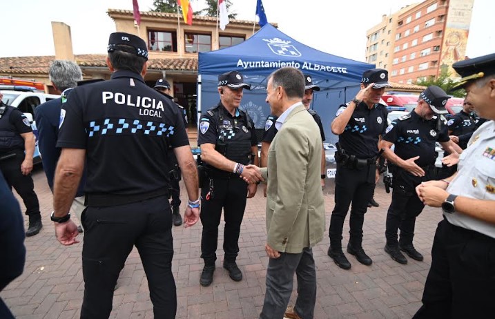 El alcalde Manuel Serrano junto a mandos policiales y de emergencias durante la visita al dispositivo de seguridad en el Colegio Feria-Isabel Bonal.