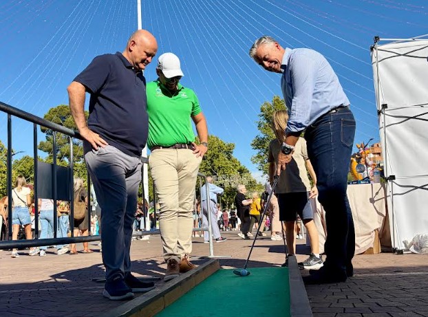 Francisco Villaescusa y Julián Garijo junto a responsables del Club de Golf Las Pinaíllas durante la exhibición en el Pincho de la Feria