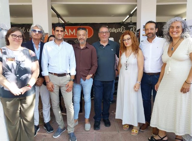 Integrantes de Adace Albacete y Carlos Calero durante el café solidario en la Feria.