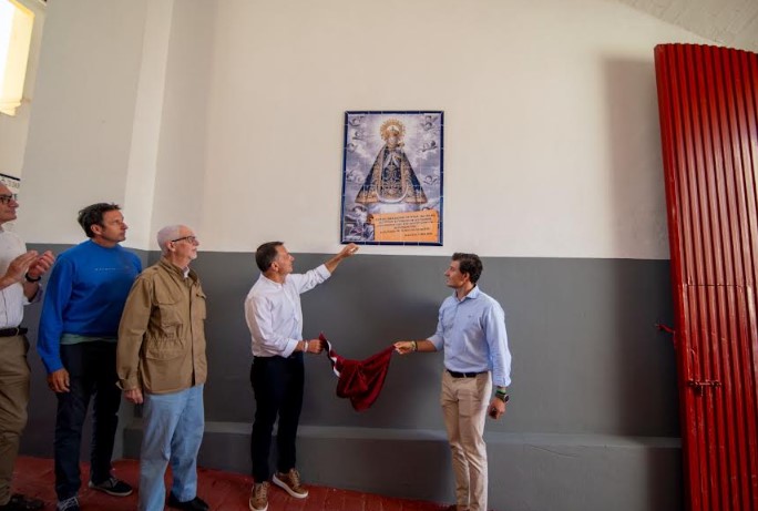 Manuel Serrano junto al azulejo de la Virgen de Los Llanos en la Plaza de Toros de Albacete.