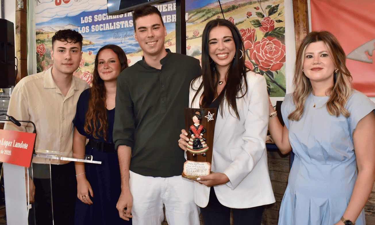 Sarah Santaolalla recibiendo el I Premio Josefina López Landete de manos de Juventudes Socialistas Albacete.