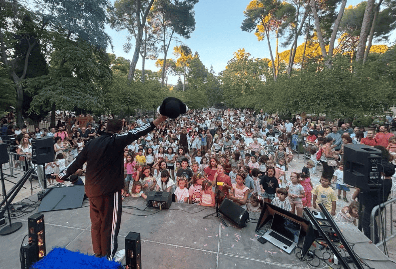 Francis Zafrilla durante la representación infantil en el Parque Abelardo Sánchez.