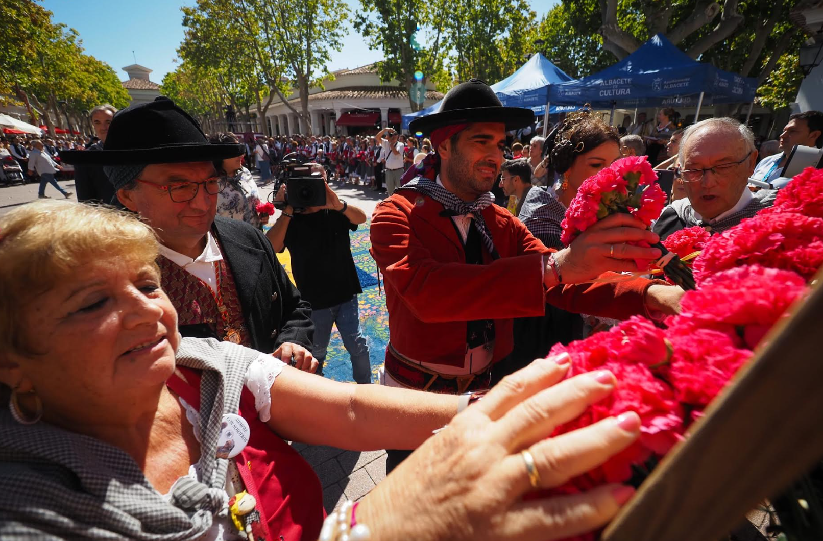 José González deposita las flores en la Ofrenda 2026.