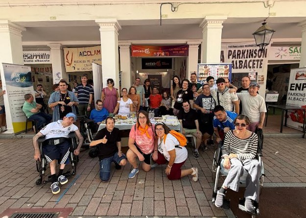 as concejalas Elena Serrallé y Lucrecia Rodríguez de Vera visitando el Mercadillo Solidario de Amiab en el Recinto Ferial de Albacete.