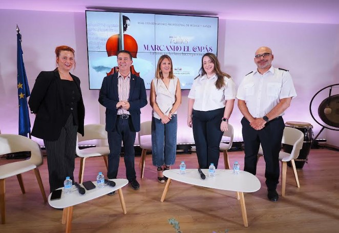 Santi Cabañero junto a la alcaldesa Josefa Montes y la directiva de la Unión Musical de Fuente-Álamo en el estand provincial.