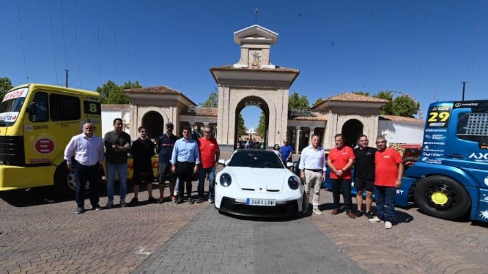 Manuel Serrano junto a los concejales de Feria y Deportes ante camiones y coches de competición en la Puerta de Hierros.