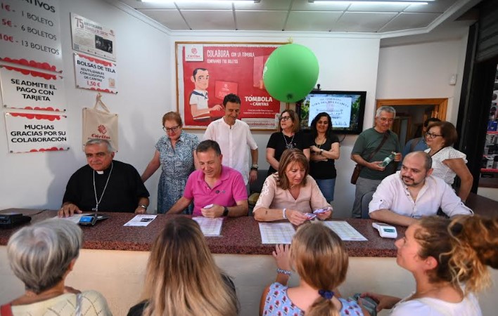 l alcalde de Albacete, Manuel Serrano, vendiendo papeletas en la Tómbola de Cáritas en el Paseo de la Feria..