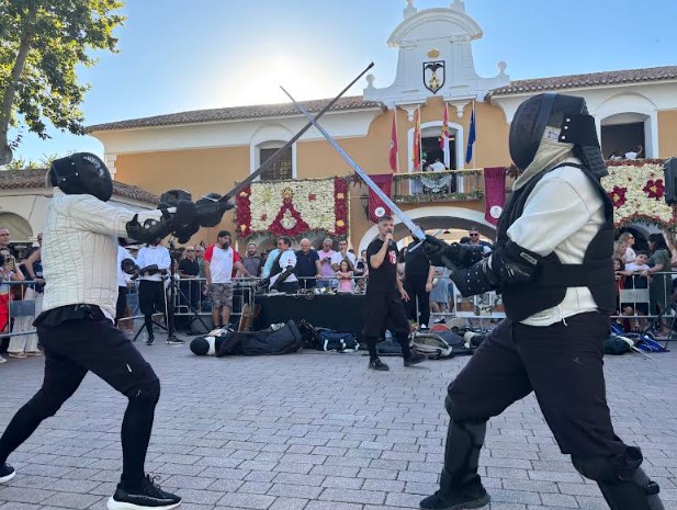 exhibición de esgrima antigua en el Rabo de la Sartén del Recinto Ferial.
