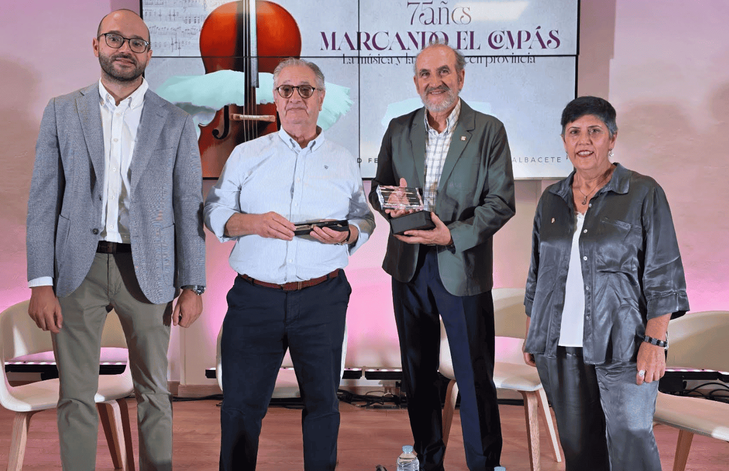 Fran Valera junto a miembros de la ACAM y del IEA durante la entrega del Premio Altozano 2026 en el estand de la Diputación