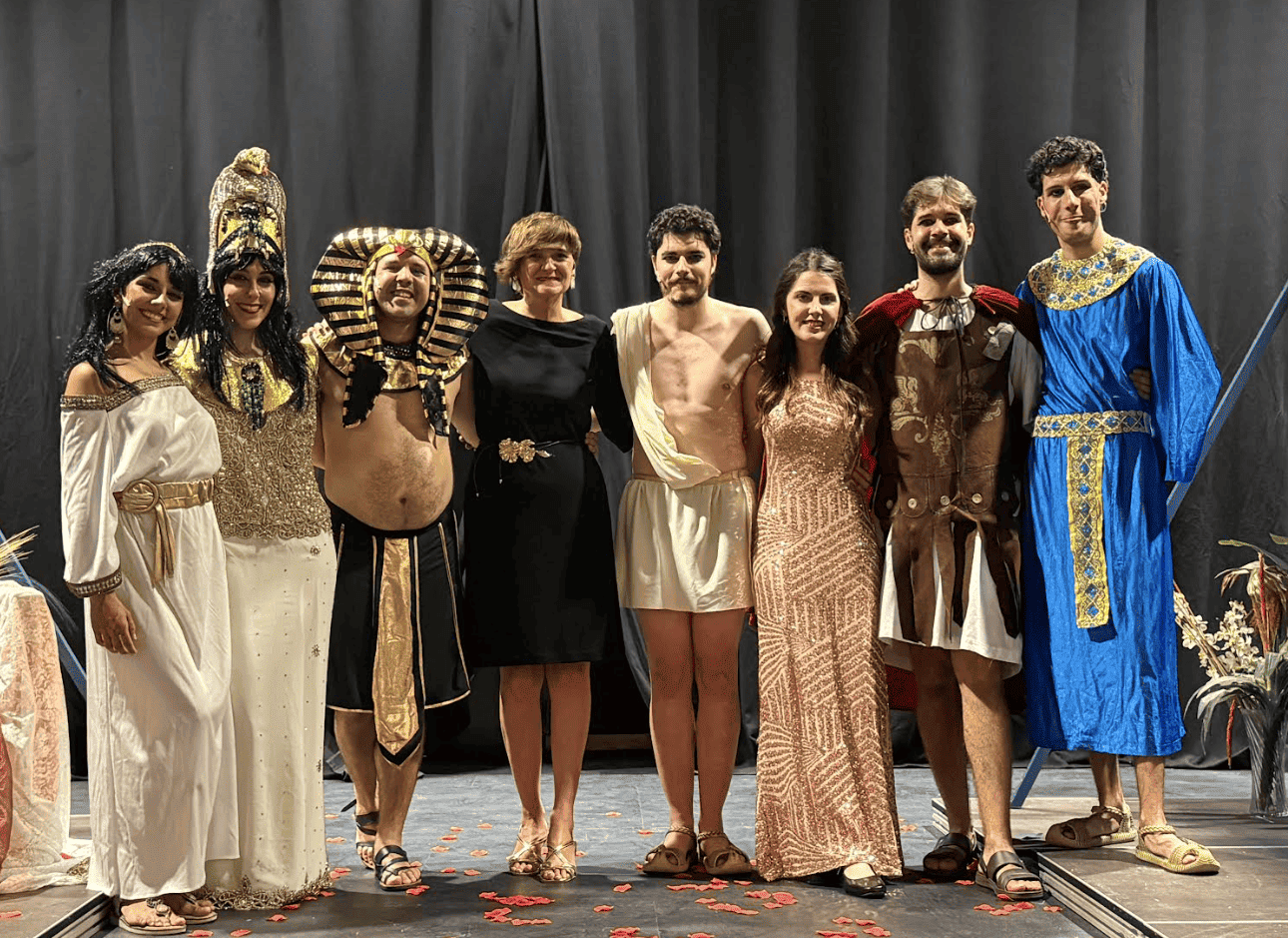 Elena Serrallé junto al equipo de la compañía King Entertainment tras la representación de 'La corte del faraón'.