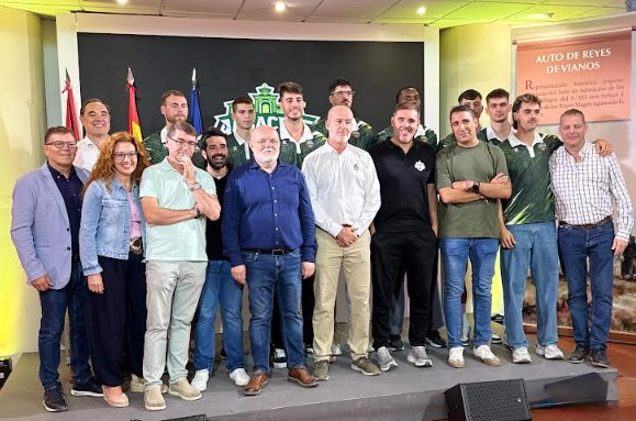 Dani Sancha y Pedro Antonio Ruiz Santos durante la presentación del Albacete Basket en el stand de la JCCM.
