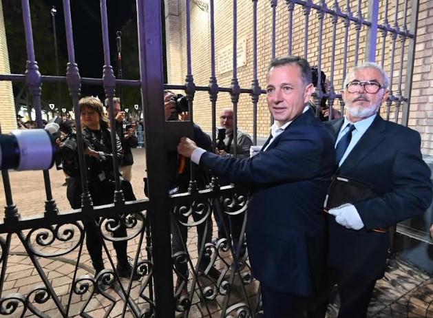 Foto.Cierre Puerta de Hierros