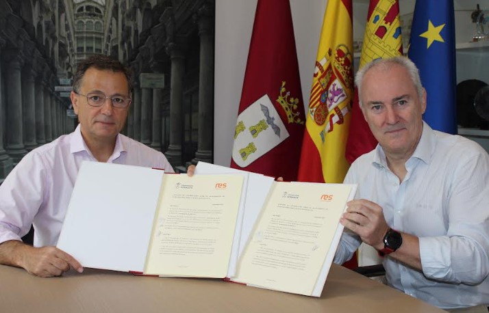El alcalde Manuel Serrano y el presidente de RES España Íñigo Echevarría durante la firma del convenio en Albacete.
