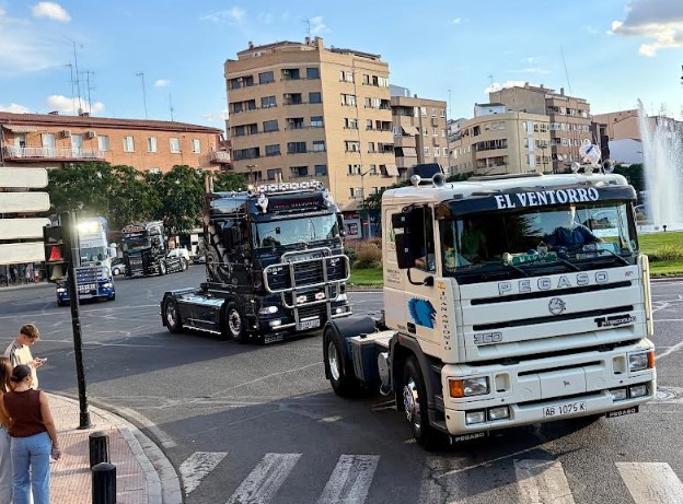 Camiones de carreras por las calles de albacete