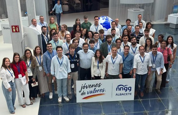 Sofía Rivas junto a Manuel Serrano y Paco Núñez en la clausura del XII Congreso Provincial de NNGG de Albacete.