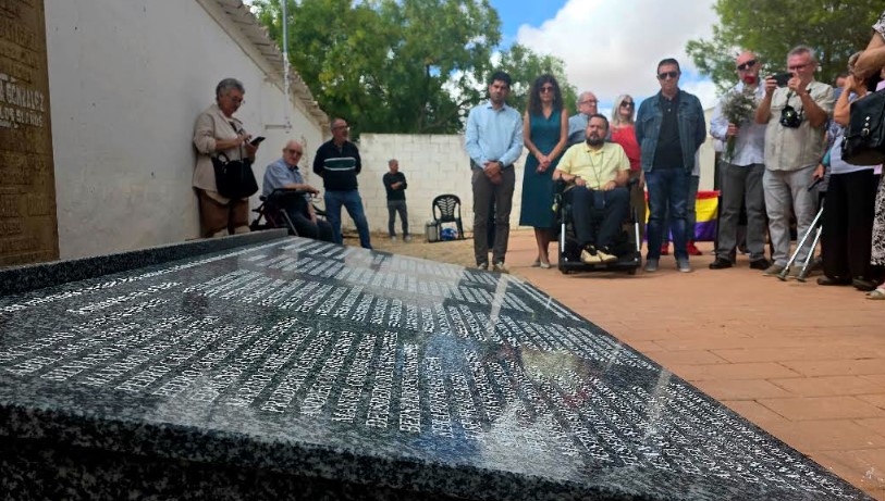 Santi Cabañero y Juan Ramón Amores durante la inauguración del Monumento Funerario para la Memoria en el Cementerio de La Roda.