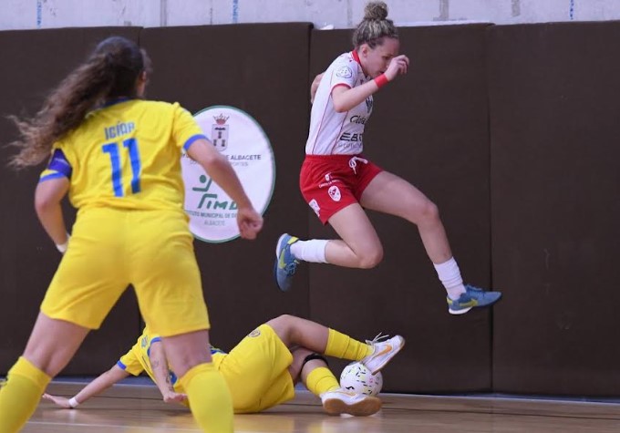 Jugadoras del Globalcaja Albacete FS disputando un balón frente al filial del AD Alcorcón en el Pabellón Lepanto.