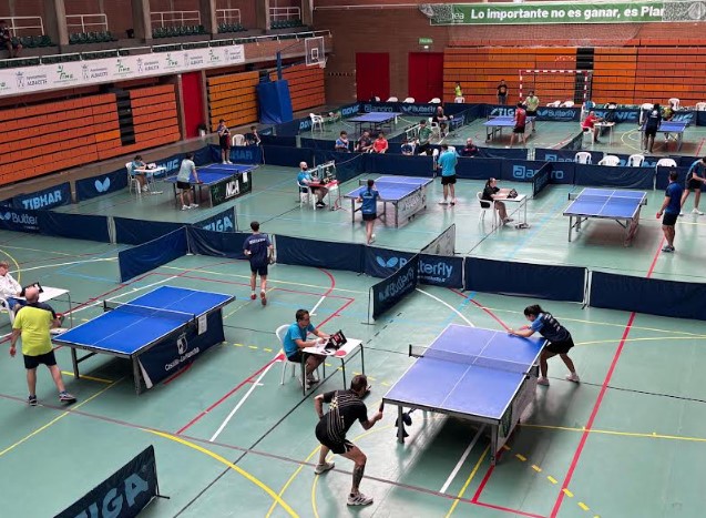 participantes del VIII Torneo Internacional de Tenis de Mesa en el Pabellón de la Feria.