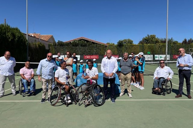 Francisco Villaescusa junto al ganador Quico Tur, representantes del Club de Tenis de Albacete y COCEMFE