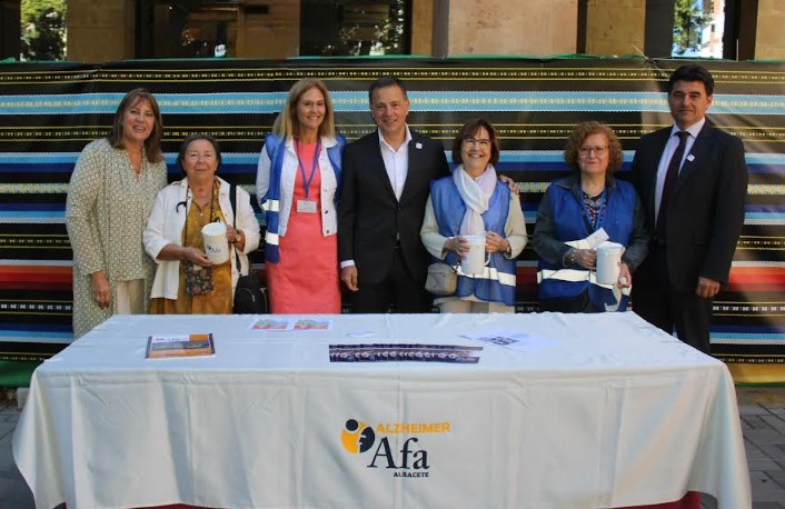 El alcalde Manuel Serrano junto a representantes de AFA en la mesa de postulación a las puertas del Ayuntamiento de Albacete