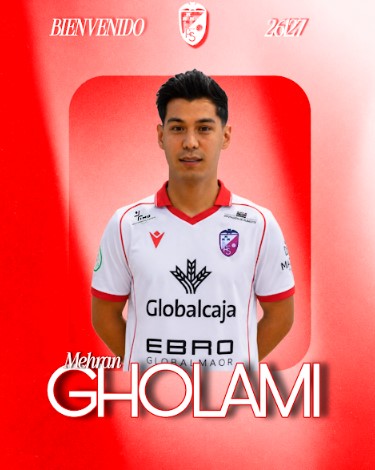 Mehran Gholami posando con la equipación oficial del Albacete Fútbol Sala tras confirmarse su cesión.