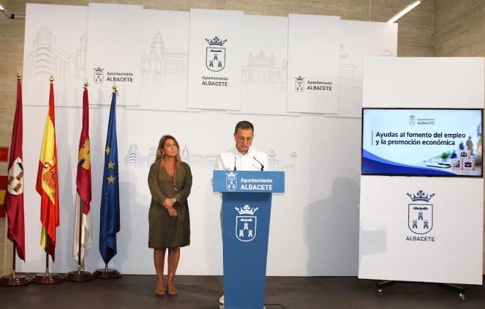 Manuel Serrano y Lucrecia Rodríguez de Vera durante la rueda de prensa sobre las ayudas a empresas en Albacete.