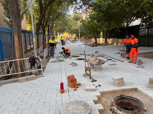 Obras de pavimentación con adoquín y creación de zonas verdes en la calle Juan Guspi de Albacete