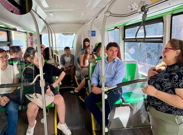 Francisco Navarro participando en un paseo cultural en autobús urbano durante la Semana de la Movilidad en Albacete