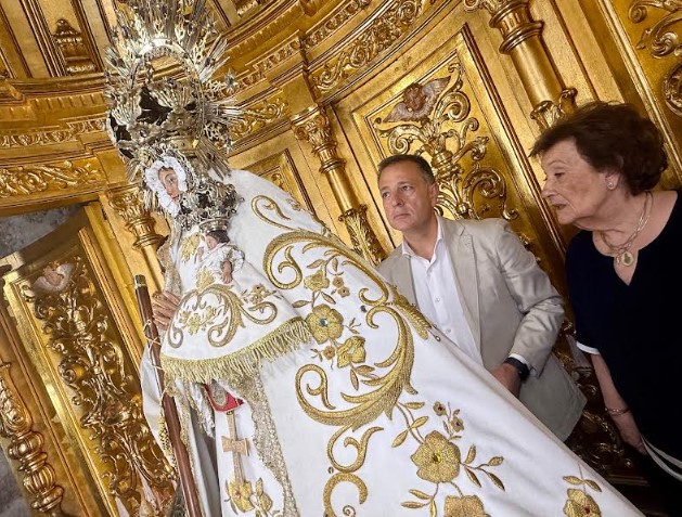 alcalde y camarera mayor con imagen Virgen