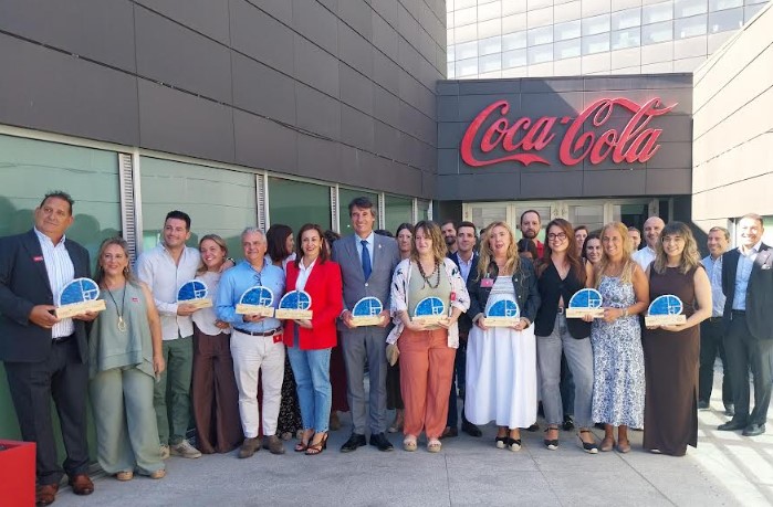 Rosa González de la Aleja recogiendo la distinción en la sede de Coca-Cola en Madrid.