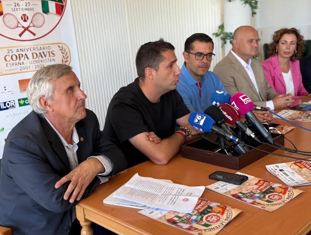 Dani Sancha en la presentación de la IV Copa Leyendas de Tenis junto a los organizadores