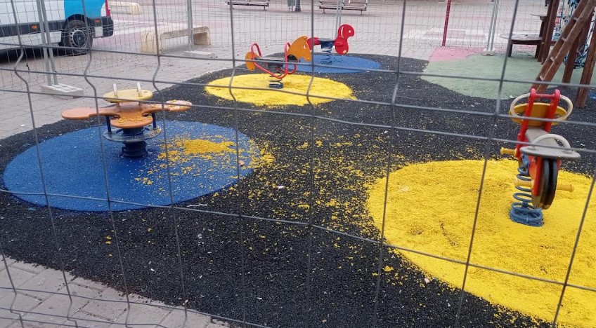 Daños en el pavimento de seguridad de una zona infantil tras registrarse actos vandálicos en Albacete