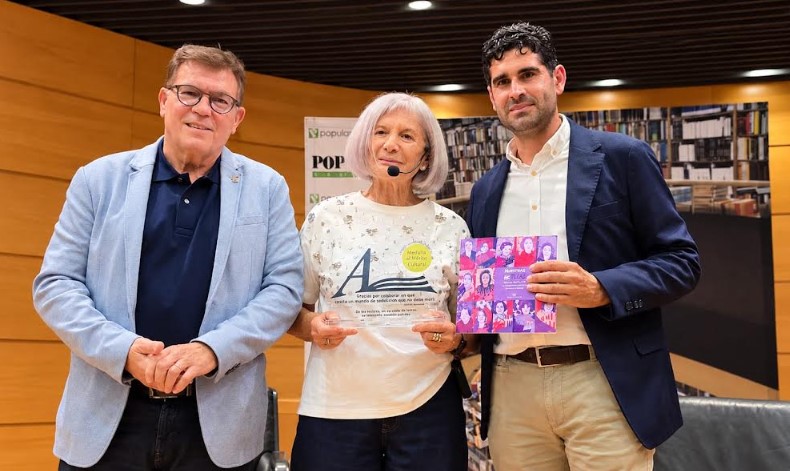 La escritora Alicia Giménez Bartlett recibe un reconocimiento de la Diputación de Albacete en el Salón de Actos de Unicaja