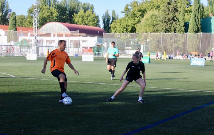 El alcalde Manuel Serrano participando en un partido del Torneo de Fútbol 8 Inclusivo en los campos municipales Alba Redondo