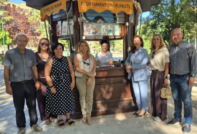 Lucrecia Rodríguez de Vera visitando uno de los kioscos de prensa al aire libre en el Parque Lineal de Albacete
