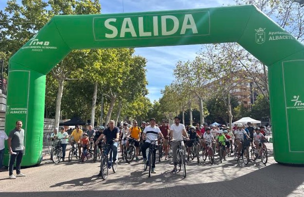 El alcalde Manuel Serrano junto al concejal Francisco Navarro participando en el Paseo en Bici por las calles de Albacete.