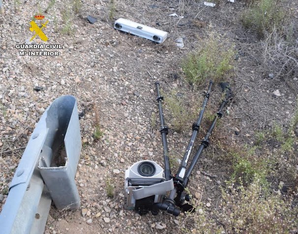 radar de trafic destrozado en el suelo