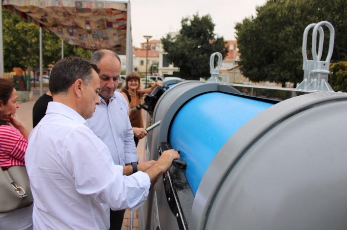 Manuel Serrano y representantes municipales y vecinales presentan los nuevos contenedores en el Centro Ágora de Albacete.