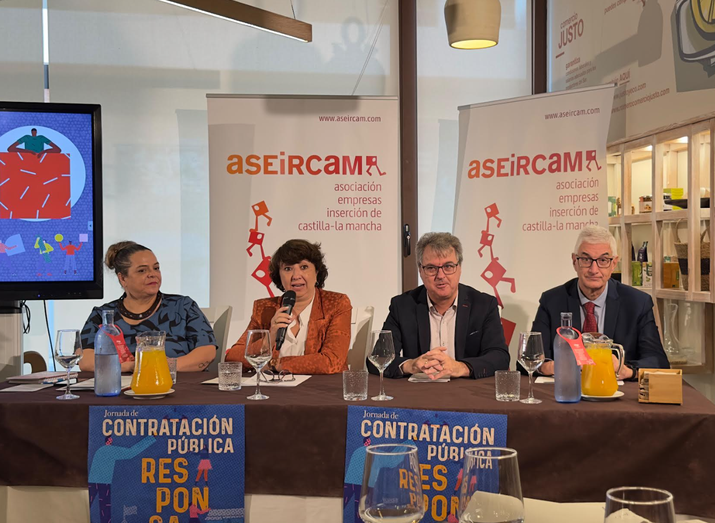 El concejal de Personal, Alberto Reina, interviniendo en la jornada sobre contratación pública responsable en la escuela de hostelería El Sembrador.
