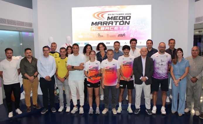 Manuel Serrano y Francisco Villaescusa durante la presentación de la XXIX Media Maratón Ciudad de Albacete en el Centro de Interpretación del Agua.