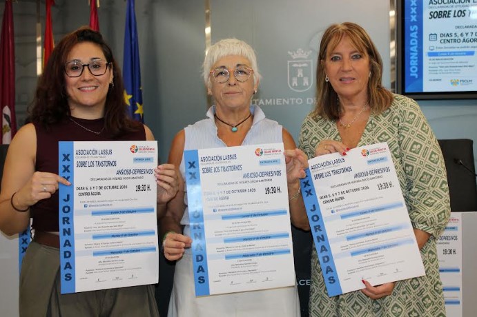 Llanos Navarro junto a la presidenta y la psicóloga de Lassus durante la presentación de las XXX Jornadas sobre Trastornos Ansioso-Depresivos