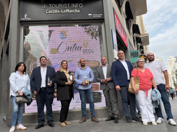 José Antonio Gómez y Jesús López en la presentación de la V Feria del Aceite de Ontur en la Oficina de Turismo de Castilla-La Mancha en Madrid.
