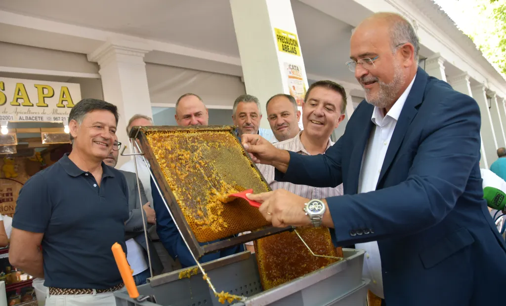 José Luis Martínez Guijarro, Julián Martínez Lizán y Santiago Cabañero en la cata de miel del estand de Apicultores en el Recinto Ferial