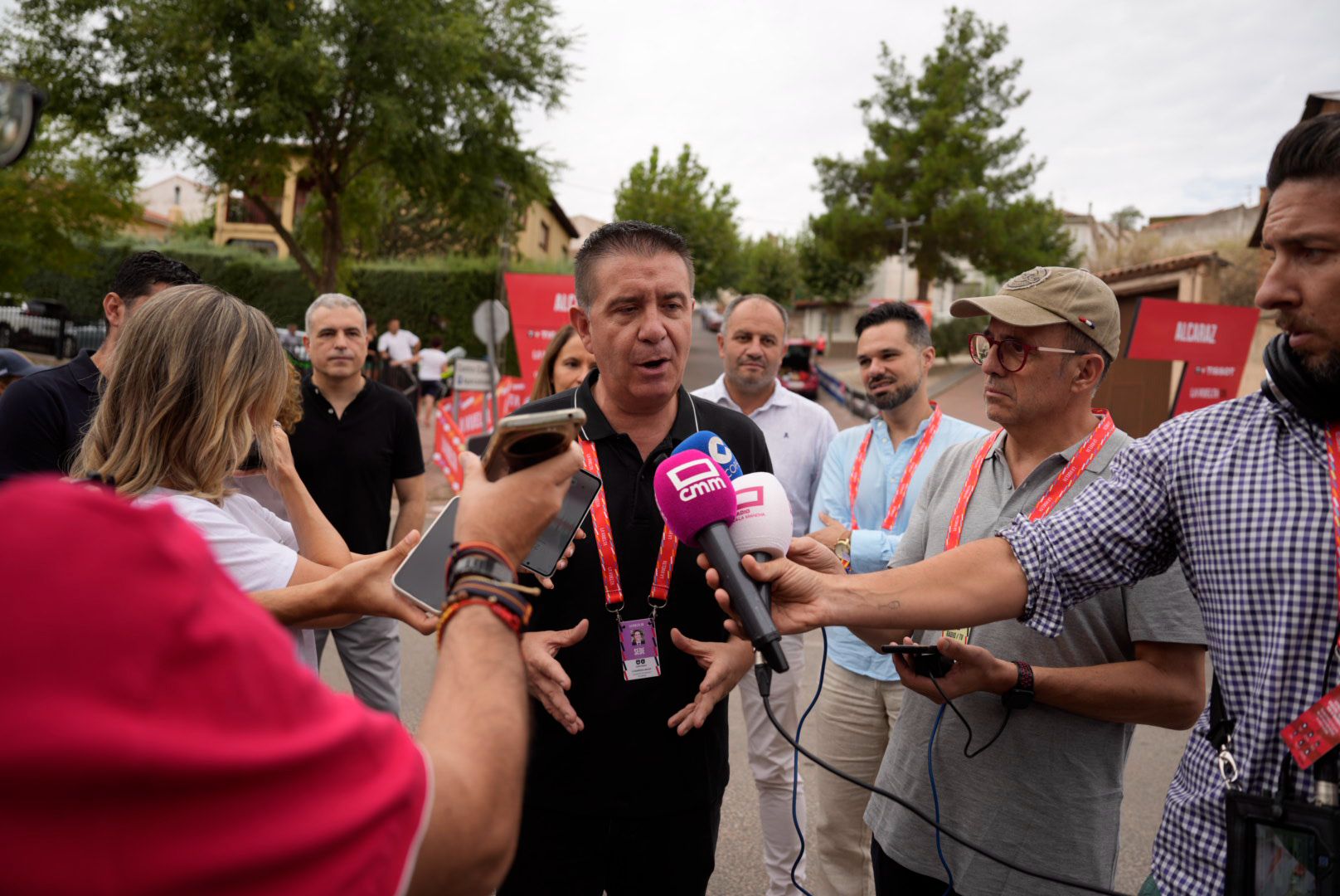 El presidente de la Diputación atiende a los medios en antes de la salida en Alcaraz (3)