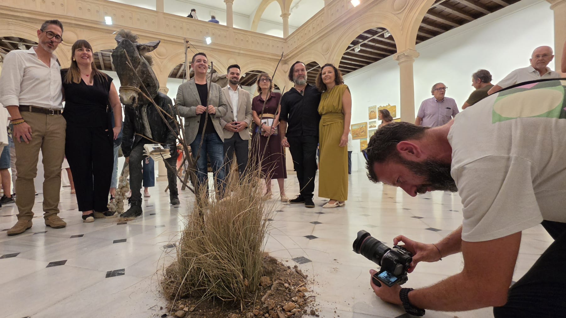 Santi Cabañero junto al artista José Luis Serzo y la historiadora María del Carmen León en la inauguración en el Centro Cultural La Asunción